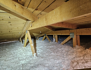 Zateplení stropu rodinného domu pomocí foukané izolace